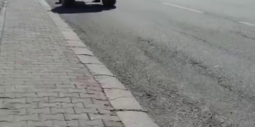 Ters yönden giden traktör tehlike saçtı