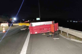 Tır 3 metre yükseklikten karşı şeride uçtu, dorsenin parçaları yola savruldu