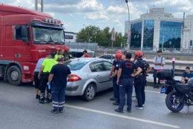 Tır ile otomobil çarpıştı, şans eseri yaralanan olmadı