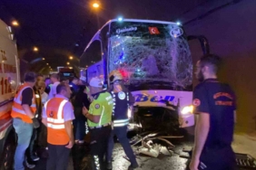 Tır, otomobil ve 2 otobüsün karıştığı kazada ortalık savaş alanına döndü: 15 yaralı