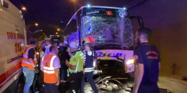 Tır, otomobil ve 2 otobüsün karıştığı kazada ortalık savaş alanına döndü: 15 yaralı