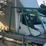 Tırın çarptığı kamyonet durağa girdi: 1 yaralı