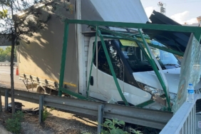 Tırın çarptığı kamyonet durağa girdi: 1 yaralı