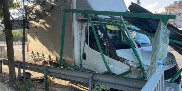 Tırın çarptığı kamyonet durağa girdi: 1 yaralı