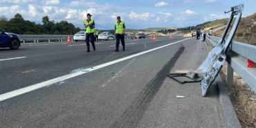 Tırla çarpışan aracın kapısı koptu: Yolcu yola düştü