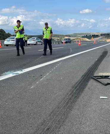 Tırla çarpışan aracın kapısı koptu: Yolcu yola düştü