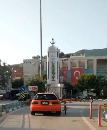 Trafiktekiler şaşkına döndü, ilginç yolculuk kameraya yansıdı