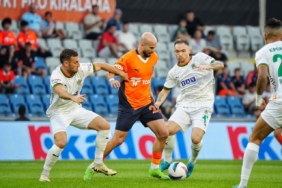 Trendyol Süper Lig: RAMS Başakşehir: 1 - Corendon Alanyaspor: 2 (İlk yarı)