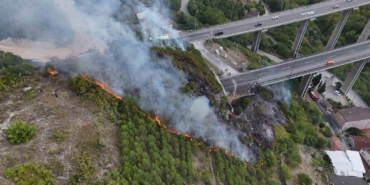 Tünelin üstündeki ağaçlık alanda yangın çıktı