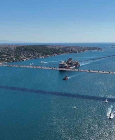 Türkiye’nin sondaj gemisi Abdülhamid Han İstanbul Boğazı’ndan geçti: O anlar havadan görüntülendi