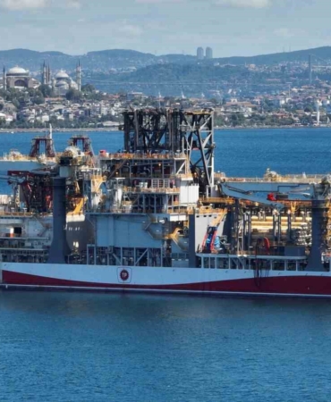 Türkiye’nin sondaj gemisi Abdülhamid Han, Zeytinburnu açıklarında havadan görüntülendi