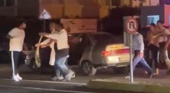 Tuzla’da valeler ve araç sürücüsü arasında tekmeli sopalı kavga kamerada