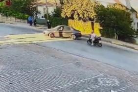 ’U’ dönüşü yapmak isteyen otomobile çarpmamak için manevra yaptı, yerde sürüklendi: O anlar kamerada