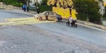 ’U’ dönüşü yapmak isteyen otomobile çarpmamak için manevra yaptı, yerde sürüklendi: O anlar kamerada