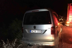 Uçurumda asılı kalan araçtan çıkmaya çalışırken 30 metre yükseklikten düştü