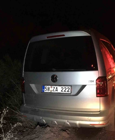 Uçurumda asılı kalan araçtan çıkmaya çalışırken 30 metre yükseklikten düştü