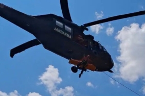 Uçurumdan yuvarlanan off-road tutkunu 2 kişi, yaralı olarak helikopterle kurtarıldı