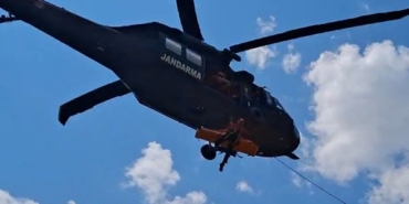 Uçurumdan yuvarlanan off-road tutkunu 2 kişi, yaralı olarak helikopterle kurtarıldı