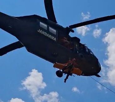 Uçurumdan yuvarlanan off-road tutkunu 2 kişi, yaralı olarak helikopterle kurtarıldı