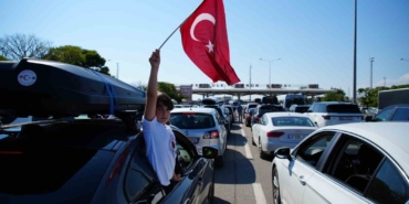 Ülkeden ayrılan gurbetçi gözyaşları döktü