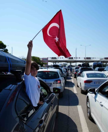Ülkeden ayrılan gurbetçi gözyaşları döktü