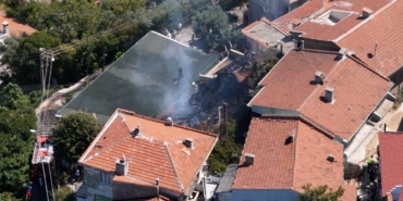 Uludağ’ın eteklerinde 2 ahşap ev alev alev yandı