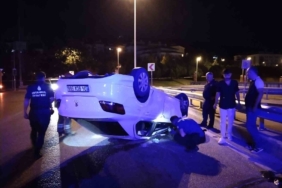 Ümraniye’de kontrolden çıkan otomobil takla attı: 2 yaralı