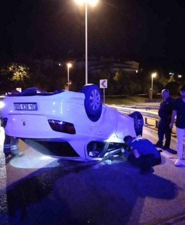 Ümraniye’de kontrolden çıkan otomobil takla attı: 2 yaralı