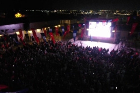 Üsküdar’da A Milli Voleybol yarı final maçının heyecanı dev ekranda yaşandı