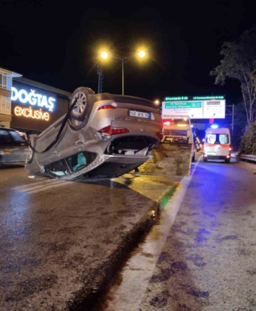 Üsküdar’da kontrolden çıkan otomobilin çarptığı araç takla attı