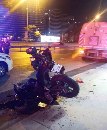Üsküdar’da motosiklet İBB’nin yol temizleme aracına çarptı: 1 ağır 2 yaralı