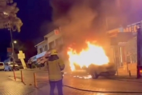 Üsküdar’da park halindeki otomobil alev alev yandı