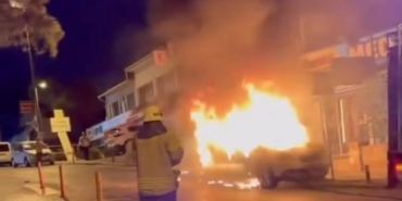 Üsküdar’da park halindeki otomobil alev alev yandı