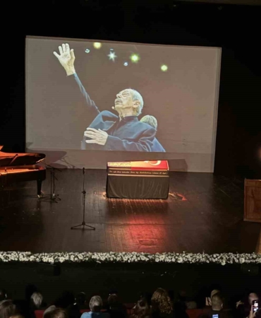 Usta sanatçı Genco Erkal için Harbiye Muhsin Ertuğrul Sahnesi’nde tören düzenlendi