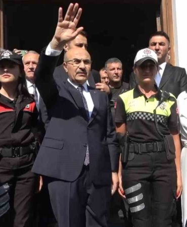 Vali Demirtaş yüzlerce kişiyle uğurlandı