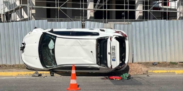 Vince çarparak takla atan otomobilden burnu bile kanamadan çıktı