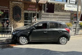 Yalova’da kontrolden çıkan otomobil demir parmaklıklara çarptı