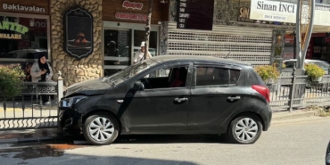 Yalova’da kontrolden çıkan otomobil demir parmaklıklara çarptı