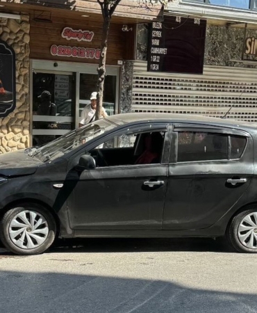 Yalova’da kontrolden çıkan otomobil demir parmaklıklara çarptı