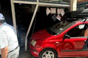 Yalova’da kontrolden çıkan otomobil emlak dükkanına girdi