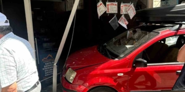 Yalova’da kontrolden çıkan otomobil emlak dükkanına girdi