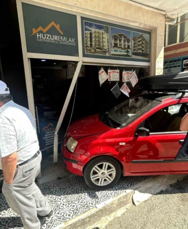 Yalova’da kontrolden çıkan otomobil emlak dükkanına girdi