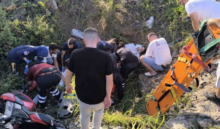 Yalova’da motosiklet ile hafif ticari araç çarpıştı: 2 yaralı