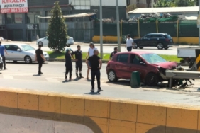 Yalova’da otomobil yol ayrımında bariyere çarptı: 1 yaralı
