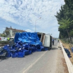 Yalova’da tırla çarpışan kamyonet devrildi: 2 yaralı