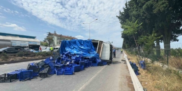 Yalova’da tırla çarpışan kamyonet devrildi: 2 yaralı