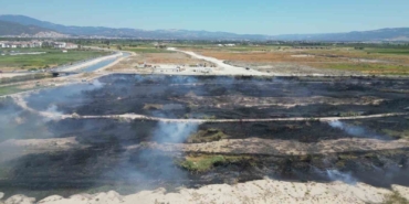Yanan sazlık yangın anı ve sonrası havadan böyle görüntülendi