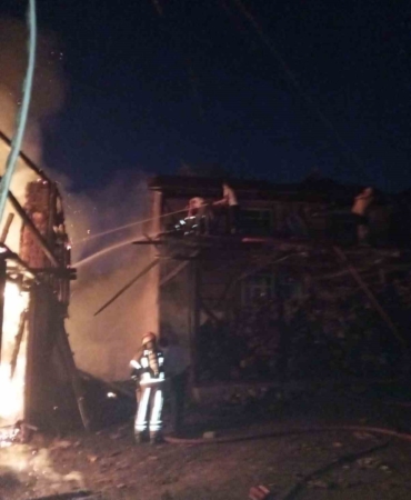 Yangına müdahale eden itfaiye ekiplerine saldırı