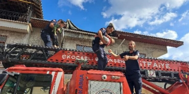 Yangında mahsur kaldılar, itfaiye kurtardı