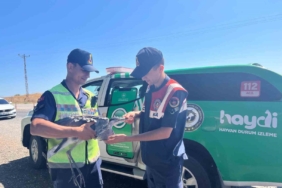 Yaralı leyleğe jandarma şefkati